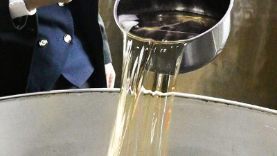 剛用蒸汽釀酒設(shè)備蒸的這批酒有點發(fā)黃，正常嗎？