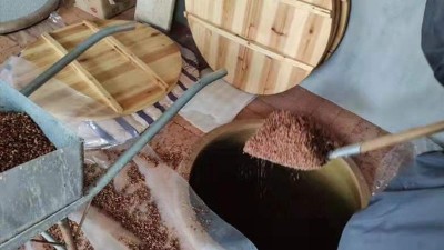 身邊有個(gè)用白酒生產(chǎn)設(shè)備釀純糧酒的朋友，千金難求...