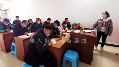 4月23日，雅大大型釀酒設(shè)備廠家釀酒師們忙碌的一天