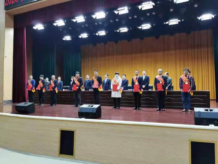 出席領(lǐng)導(dǎo)向受表彰的18位勞模、先進(jìn)工作者頒發(fā)榮譽(yù)證書