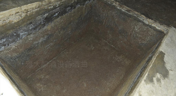 6.29起窖后，及時(shí)將窖池清掃干凈