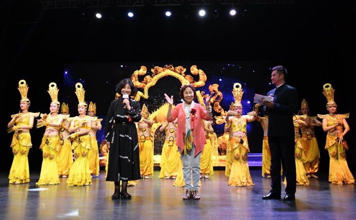 7著名舞蹈編導家、《千手觀音》舞蹈原著者茅迪芳，心靈之聲殘疾人藝術團團長穆劍志登臺助興演出