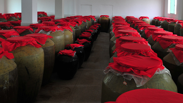 每1批好酒誕生，都需經(jīng)過做酒設(shè)備的蒸餾和時(shí)間的沉淀