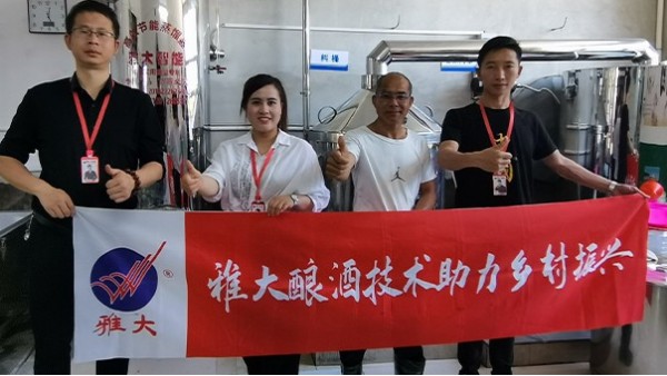 劉小虎用小型釀酒設(shè)備認(rèn)真釀酒不馬虎，闖出一條致富路