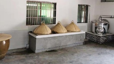 1臺(tái)傳統(tǒng)釀酒設(shè)備+幾口大缸+70平米民房，釀酒就這么簡(jiǎn)單
