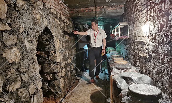 7.2雅大學(xué)員洞藏酒車(chē)間