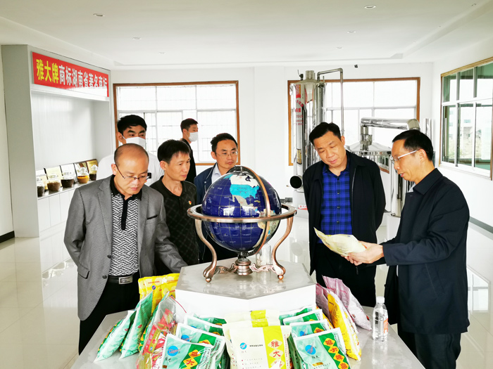 10雅大黨支部書(shū)記胡順開(kāi)向?qū)幱氯A一行介紹雅大釀酒曲