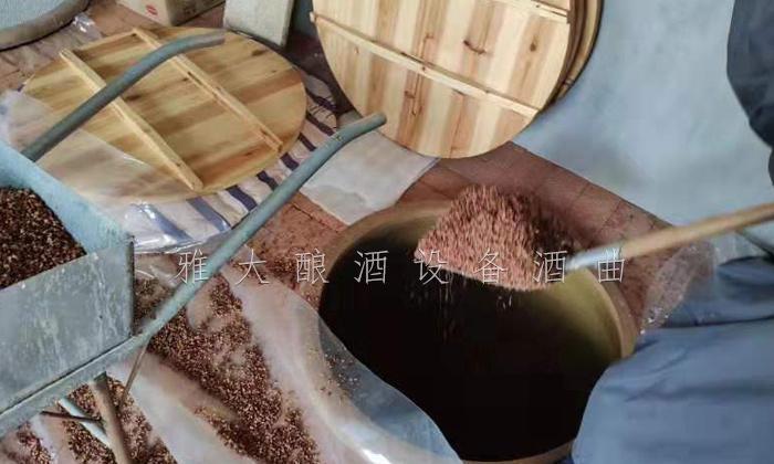 用電加熱釀酒設(shè)備做固態(tài)酒，怎樣做好場(chǎng)地衛(wèi)生？5