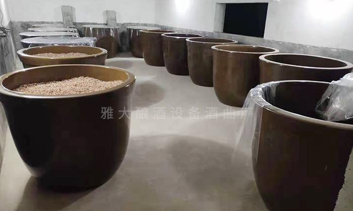 在蔣老師的指導(dǎo)下，釀造各種酒