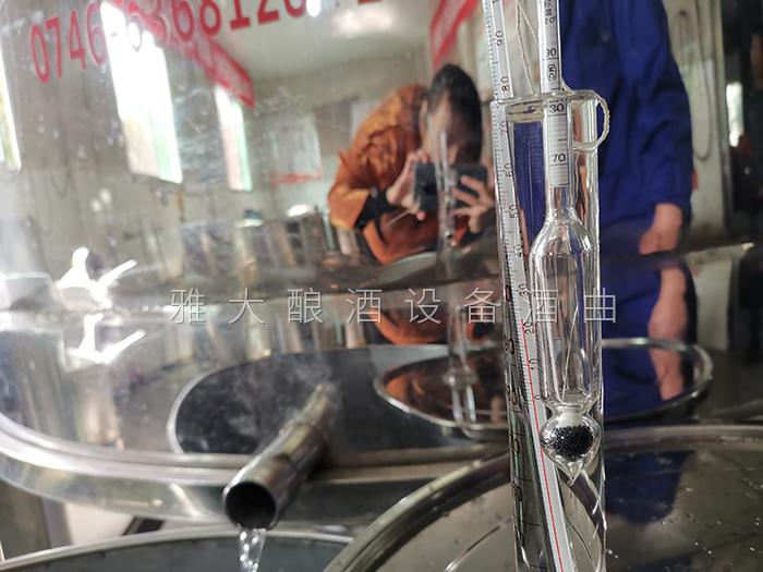 1-19用小型酒廠釀酒設備釀出來的頭酒高達80多度.jpg