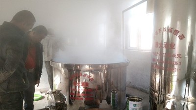 為什么越來越多的人選擇用不銹鋼釀酒設(shè)備回農(nóng)村開酒坊？