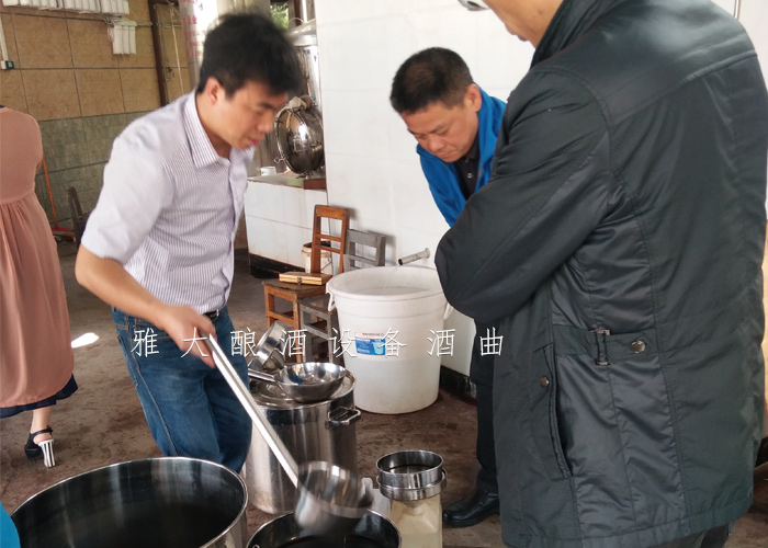 10.30聚餐結(jié)束后，每個(gè)人都跑到王叔的酒坊打酒