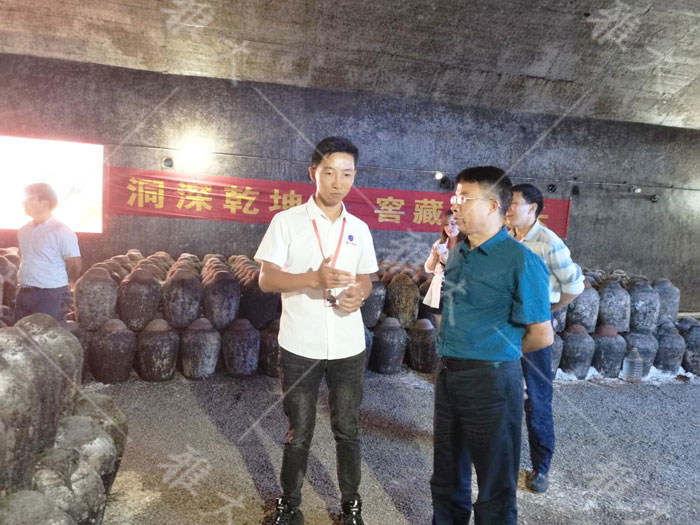 7.10參觀黃酒洞藏車(chē)間