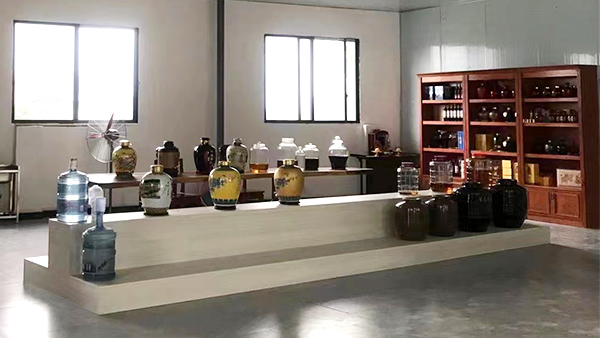 引進(jìn)做酒設(shè)備開酒坊，信心滿滿打造特色餐館