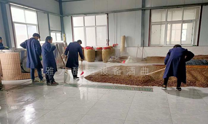 6.6釀酒車間中，釀酒師傅們正在忙碌著