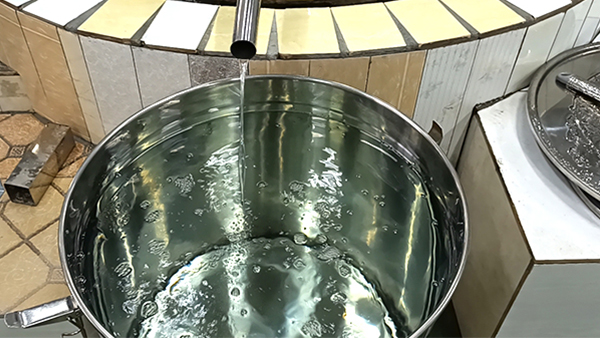 用釀酒蒸餾設備做酒，多少斤糧食才能出一斤酒。