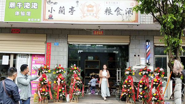 父親用純糧釀酒設(shè)備做酒 老婆看店我推廣，每天來(lái)買(mǎi)酒的人擠爆門(mén)檻