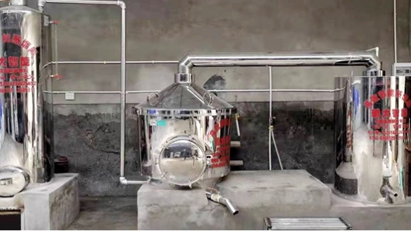 疫情期間錢難掙，用小型釀酒設(shè)備釀酒創(chuàng)業(yè)奔小康