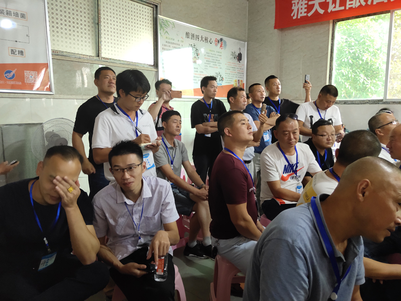 白酒蒸餾課上，學(xué)員們都在認(rèn)真做筆記