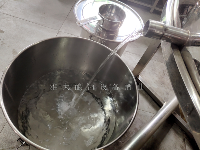 1小時(shí)后，1000斤釀酒設(shè)備開始出酒