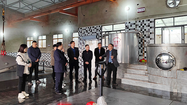 引進(jìn)大型釀酒設(shè)備做傳統(tǒng)糧食酒，酒壇里“釀”出生活好滋味