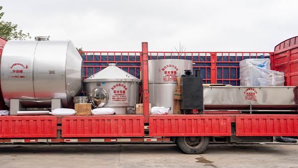 春分窖池醒｜懂行的老板已到雅大搶設(shè)備，今年頭茬酒就看這一窖！