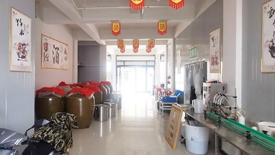 辛苦打工賺錢難，還不如買套蒸酒設(shè)備回家釀酒賺錢多！