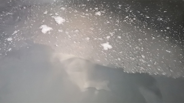 冬季白酒出現(xiàn)白色絮狀沉淀是怎么回事？酒還能喝嗎？