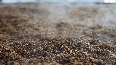 用白酒釀造設(shè)備蒸酒，怎樣才能更好的讓酒中風(fēng)味物質(zhì)餾出？