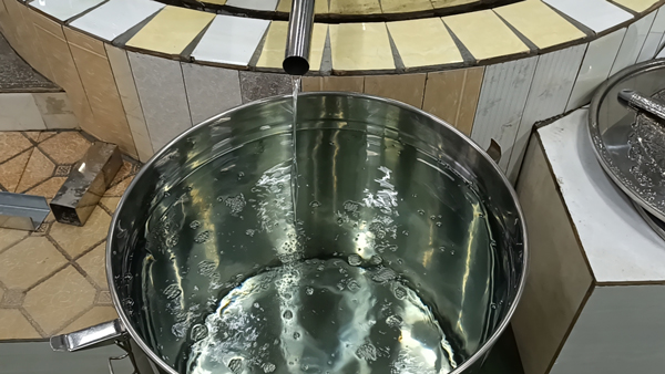 劉總回家開(kāi)大型釀酒設(shè)備酒廠，實(shí)現(xiàn)中年留守村民再就業(yè)！