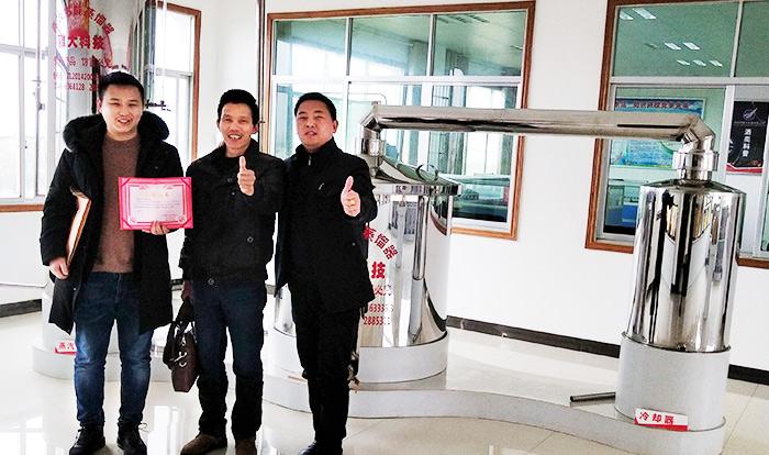 春節(jié)備貨大戰(zhàn)打響，用做酒設(shè)備釀酒的純糧酒坊已進入賣酒高峰 6