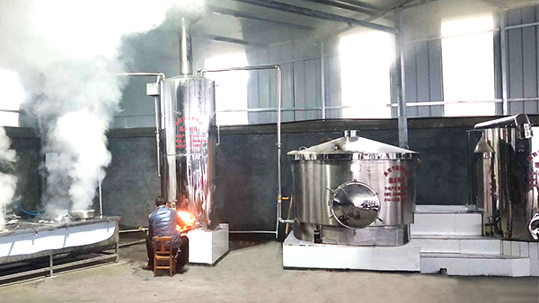 用烤酒設(shè)備蒸固態(tài)酒，怎么控制好火候？