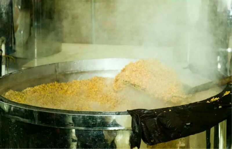 玉米釀酒設備蒸玉米時，要控制好開花率和含水量