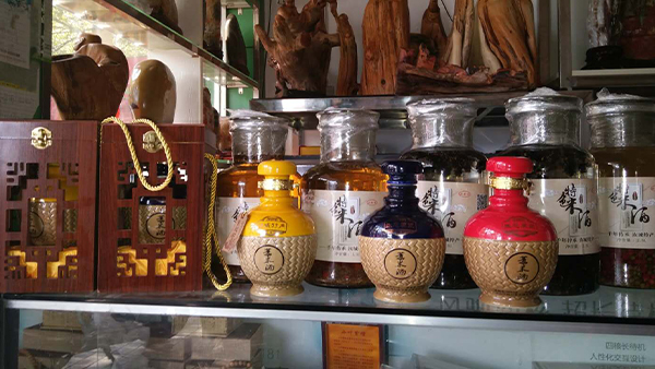 用雅大大型釀酒設(shè)備做薏米酒，“釀”出村民致富路