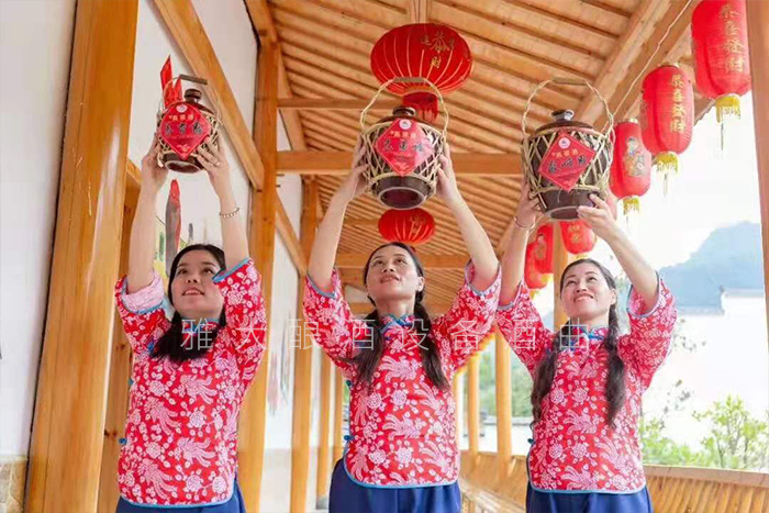 從廚師到釀酒師，用蒸餾釀酒設(shè)備釀出美酒，釀出紅火日子