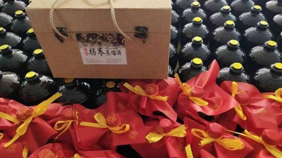 農(nóng)村老漢用山間野果結(jié)合現(xiàn)代制酒設(shè)備做酒，30元/斤還不愁賣(mài)