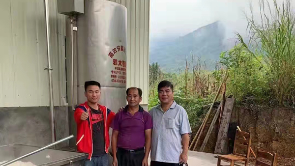 引進大型釀酒設(shè)備，利用家鄉(xiāng)的優(yōu)勢資源做窖藏酒！