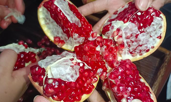 劃開石榴，取出果粒