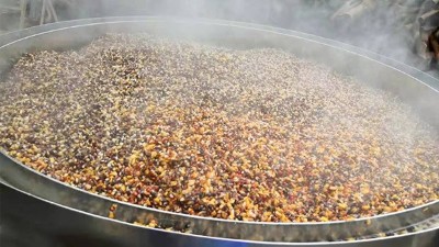 用白酒釀造設備做五糧酒，顆粒發(fā)酵好還是粉碎發(fā)酵好？