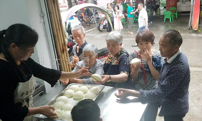 11.24-王姐用小型蒸酒設(shè)備開酒坊，酒釀做饅頭，愛情事業(yè)雙豐收包子店