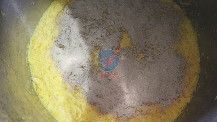 7、將稱好的酒曲倒入其中
