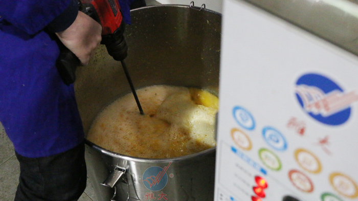 4、橙子酒釀酒技術(shù)-加入冰糖水后打漿