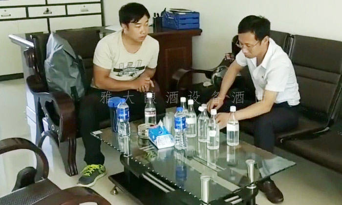 雅大技術(shù)蔣總監(jiān)為李樹剛現(xiàn)場品酒，提出酒質(zhì)改善方案