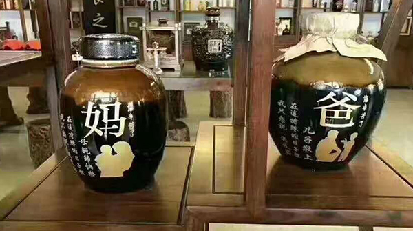 用大型釀酒設(shè)備做高粱酒，山西范姐做的節(jié)日定制酒別具一格！